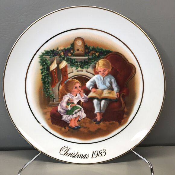 Avon Other - 1983 Avon Third Edition Enjoying The Night Before Christmas Memories Plate